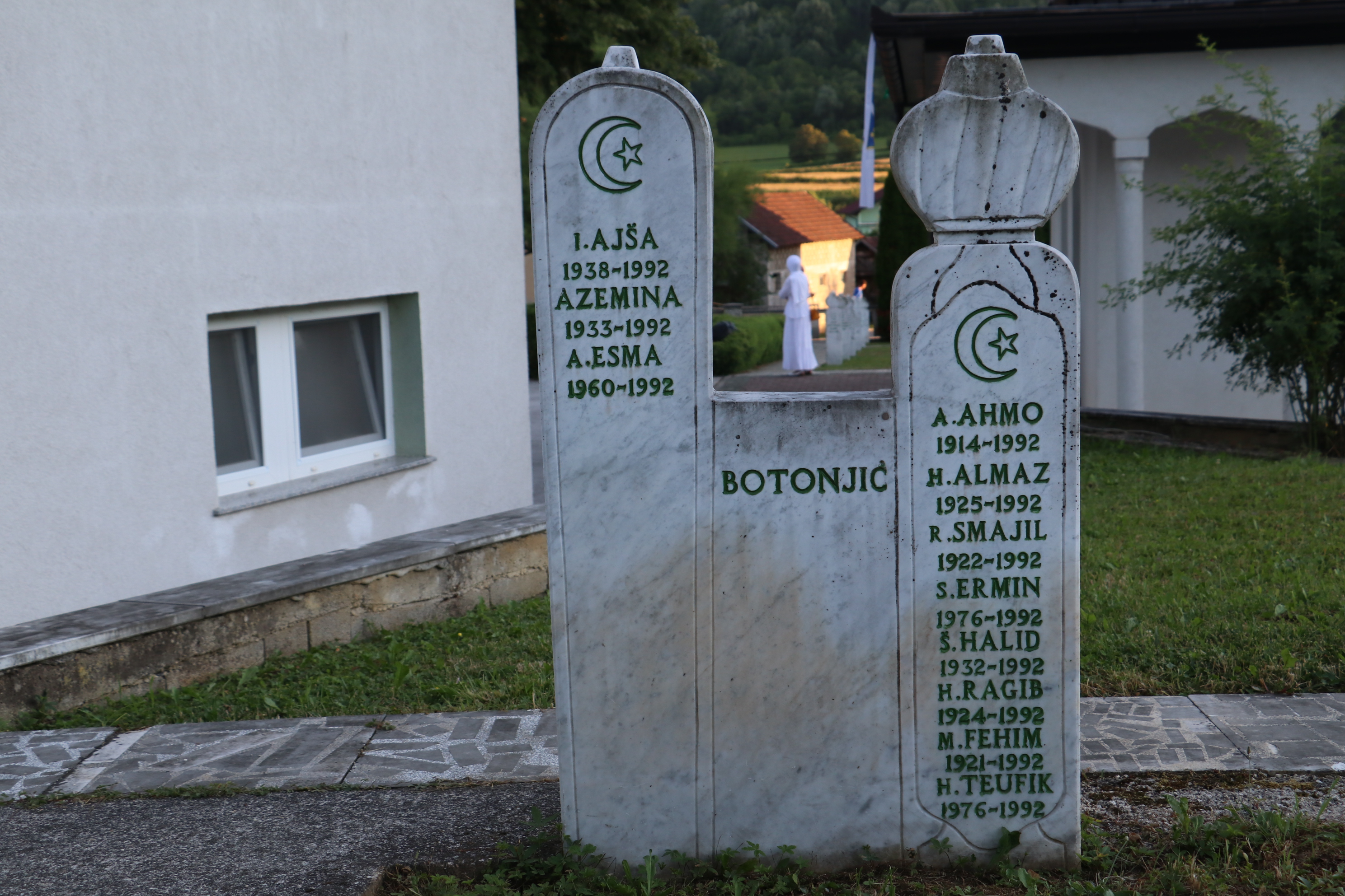 Zajednički mezar 11 spaljenih članova porodice Botonjić