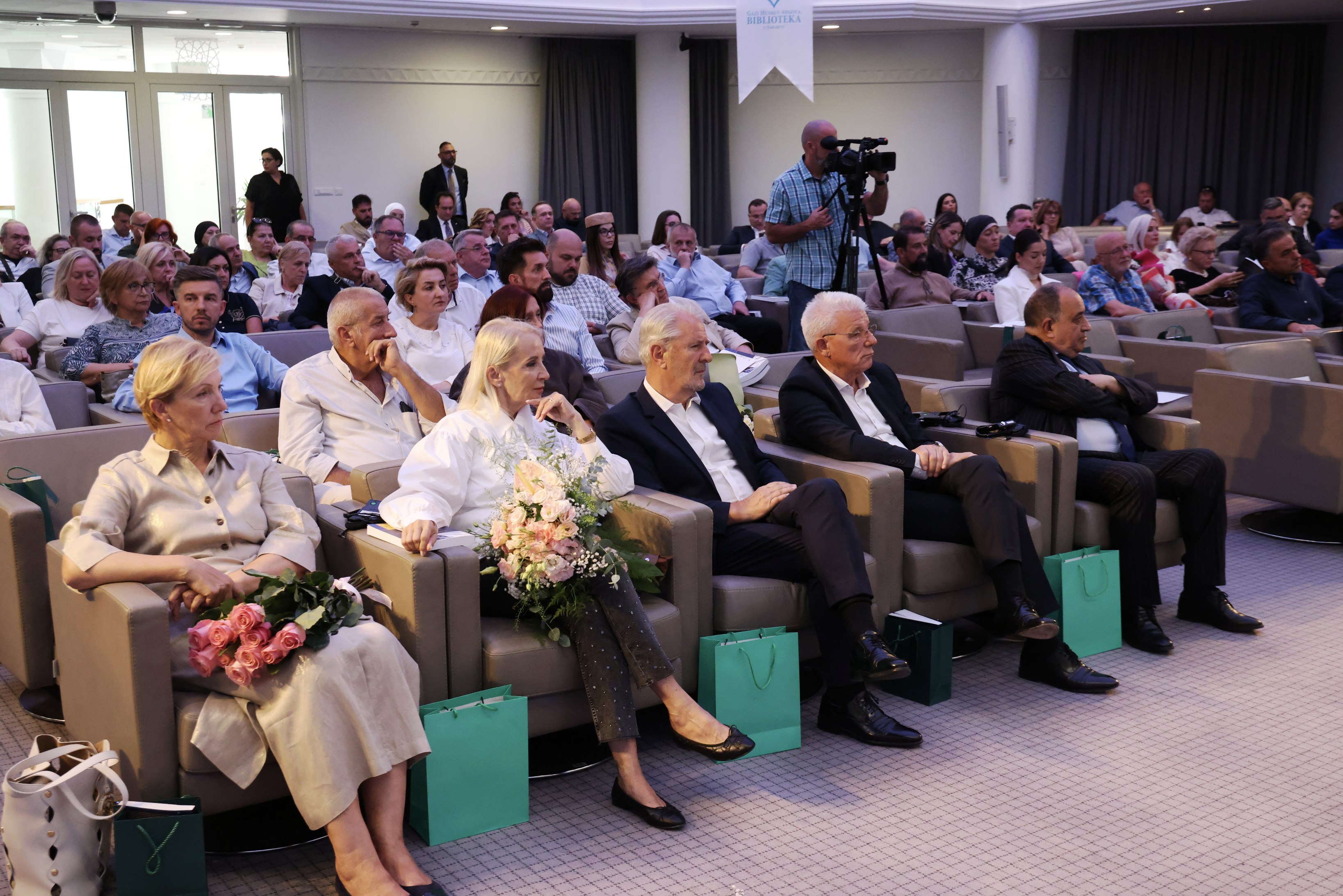 Promocija je okupila posjetioce iz javnog, političkog, akademskog i kulturnog života Promocija je okupila posjetioce iz javnog, političkog, akademskog i kulturnog života