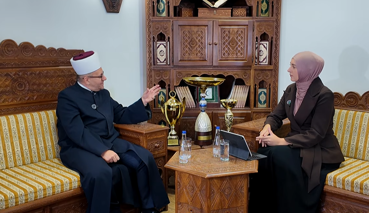Muftija mostarski dr. Salem-ef. Dedović i novinarka Adaleta Sejdović-Hamzić u programu Sandžak televizije (Foto: YouTube)