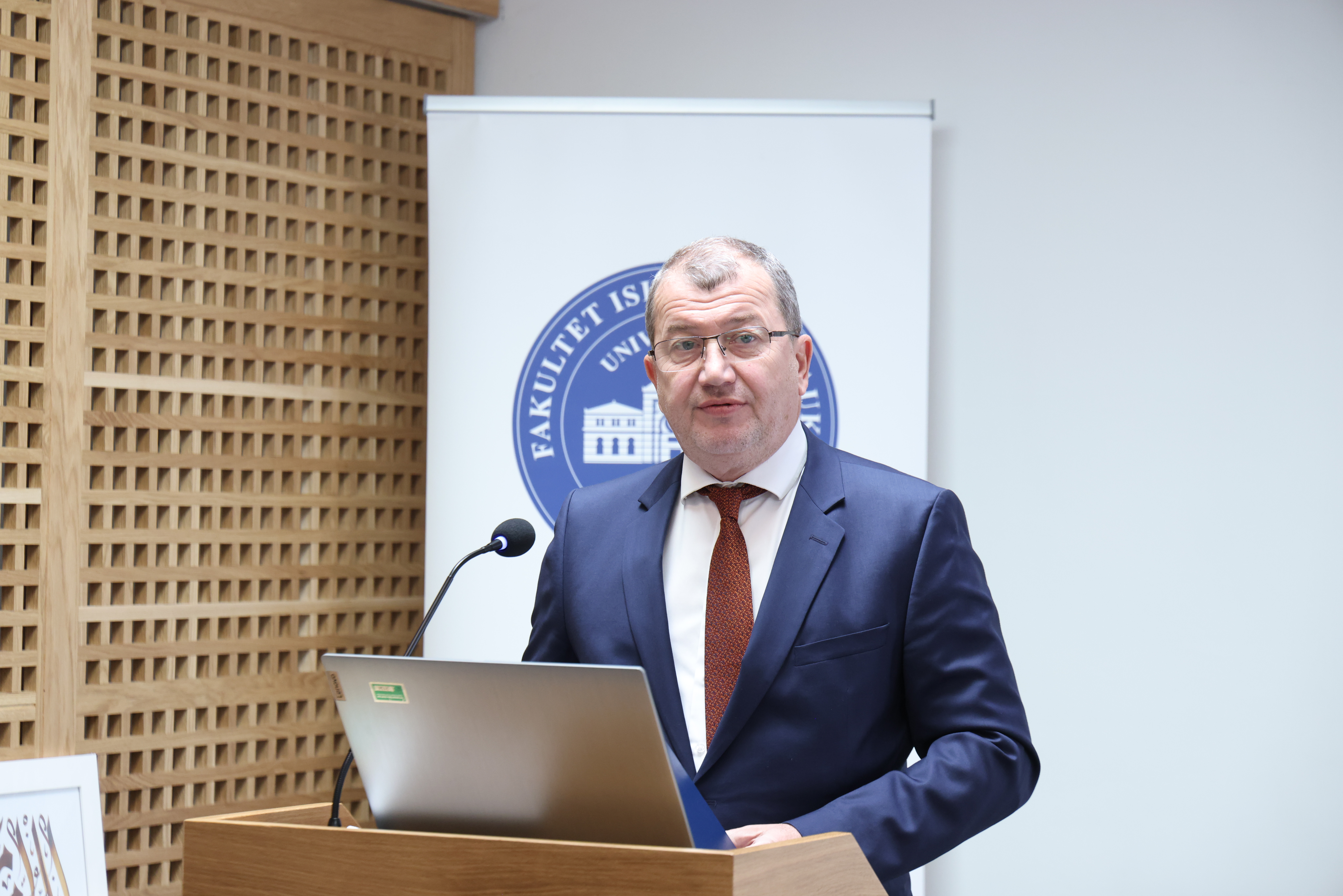 Dekan FIN-a prof.dr. Mustafa Hasani
