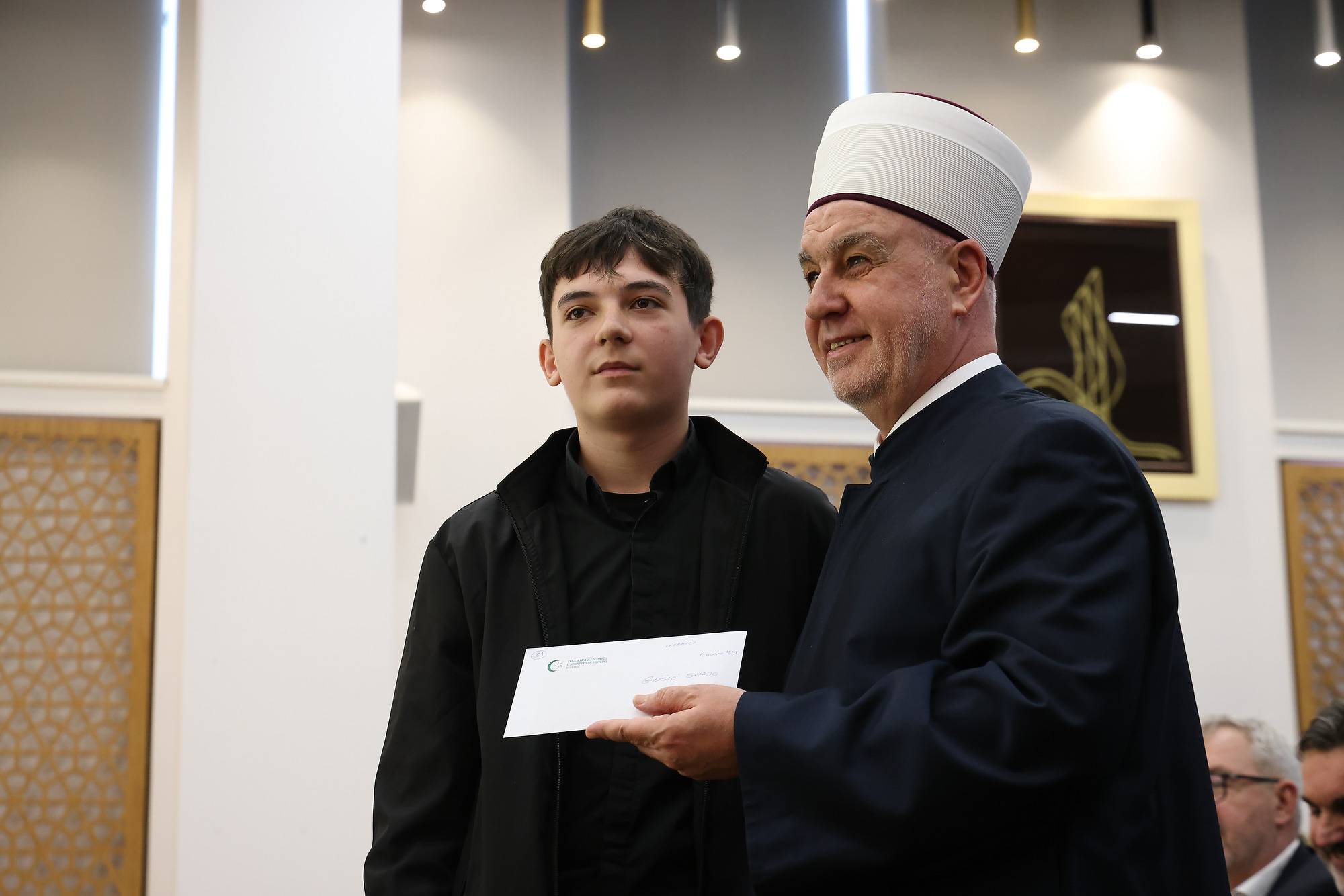 Reisul-ulema uručio stipendiju Ismailu Gušiću Reisul-ulema uručio stipendiju Ismailu Gušiću