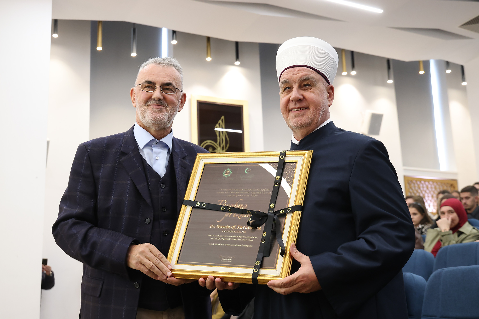 Posebno priznanje uručeno reisul-ulemi Husein-ef. Kavazoviću Posebno priznanje uručeno reisul-ulemi Husein-ef. Kavazoviću