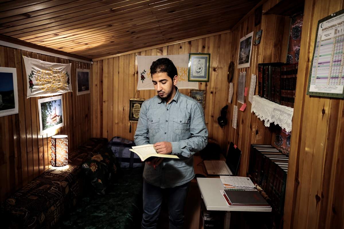 20210425_2_47981232_64557709_Web.jpg - Migrantskom rutom do BiH: Hafiz iz Maroka Zekeriyah Arif uči mukabelu i pomaže u džamiji u Sarajevu