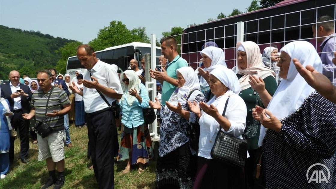 01.jpg - Majke Srebrenice obišle stratišta i zloglasnu Kravicu gdje je ubijeno 1.374 Bošnjaka  