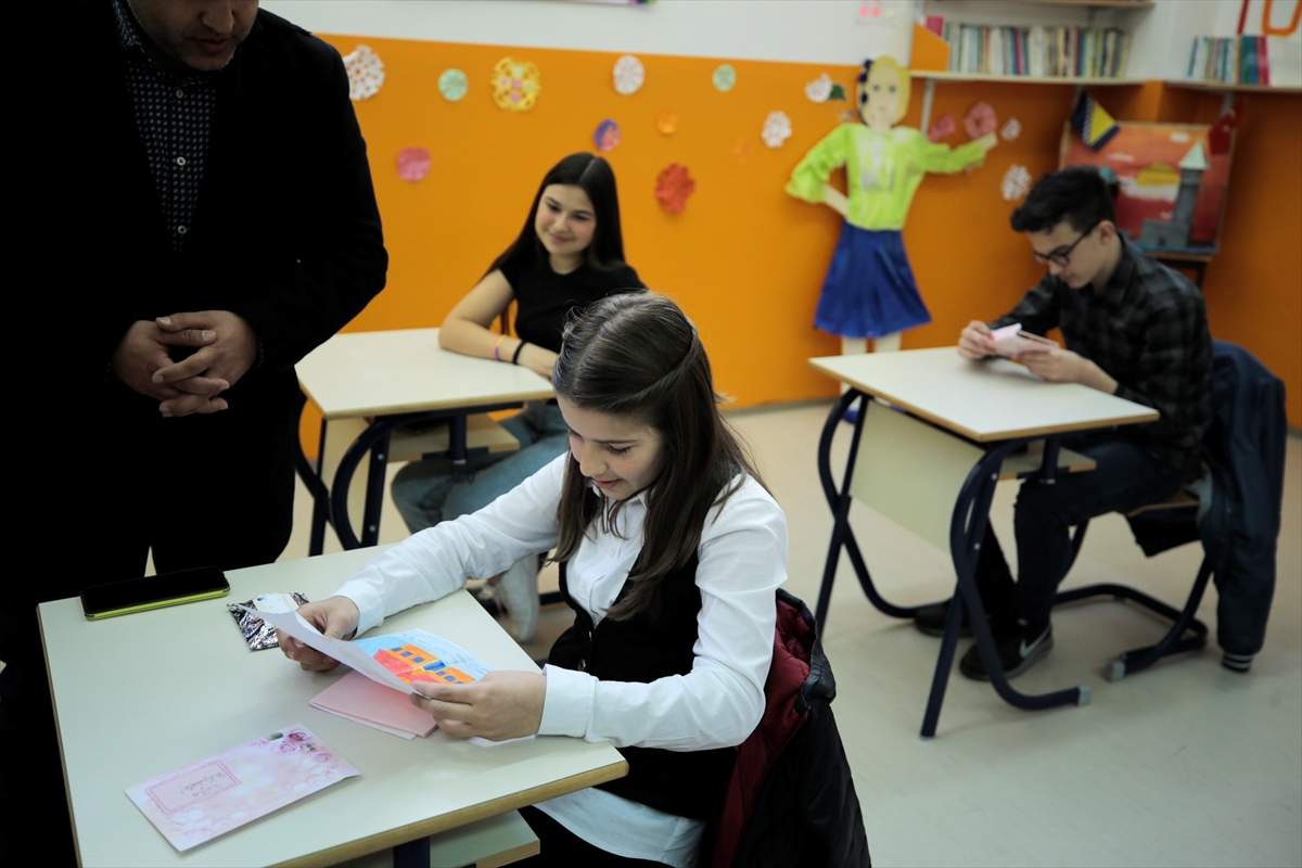 AA-20220418-27599516-27599513-DJECA_IZ_BIH_I_TURKIYE_PISMIMA_CESTITKAMA_I_POKLONIMA_STVARAJU_NOVA_PRIJATELJSTVA.jpg - Djeca iz Bosne i Hercegovine i Turske pismima, čestitkama i poklonima stvaraju nova prijateljstva