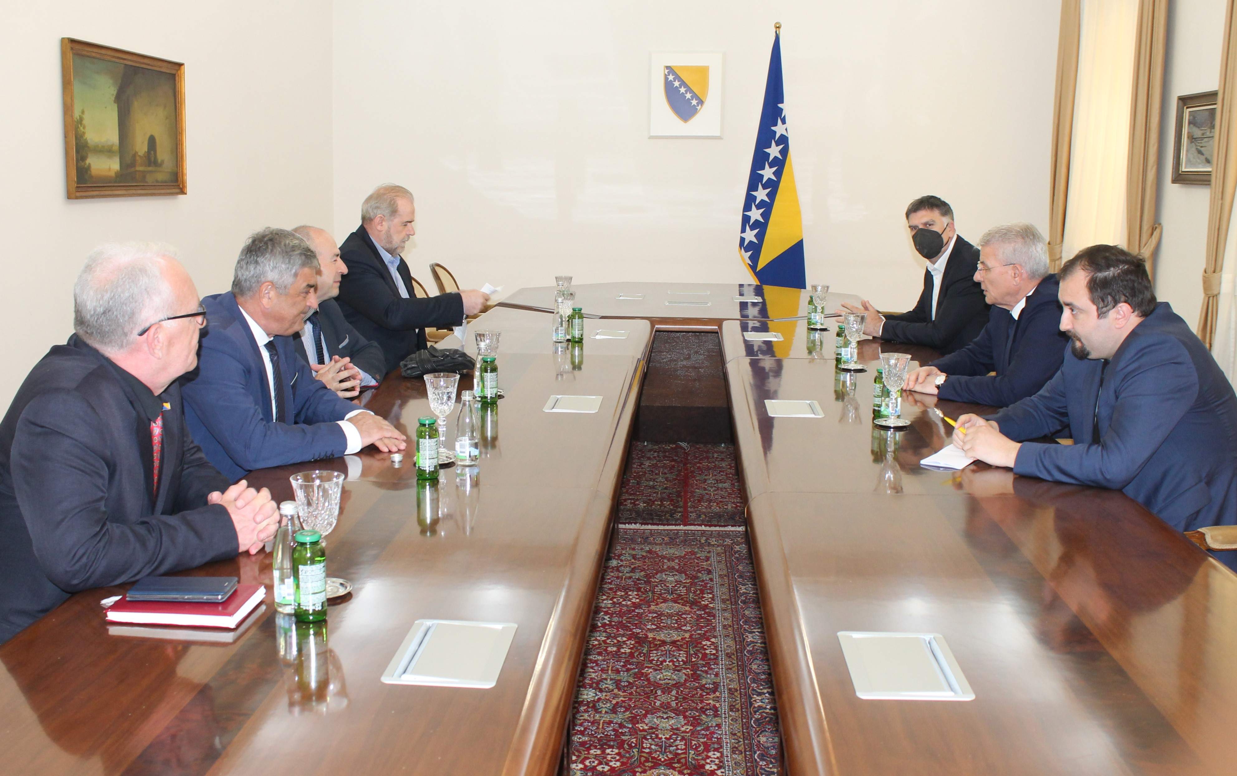 AA-20220523-27953127-27953126-BIH_DZAFEROVIC_PODRZAO_UDRUZENJE_GENERALA_BIH_U_BORBI_ZA_ISTINU_I_PRAVDU.jpg - Džaferović primio delegaciju Udruženja generala BiH