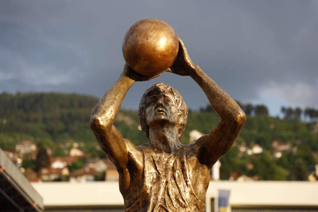 l_55435780295ae1bfa9a8824272361741.JPG - U Sarajevu otrkiven spomenik Mirzi Delibašiću, najboljem bh. sportisti svih vremena