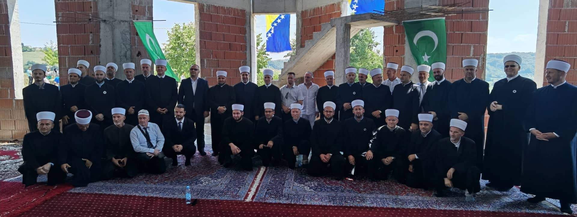 b.jpg - Temelji džamije u džematu Jezerski - Dijelovi: Duhovno gnijezdo čovjeka je njegova džamija