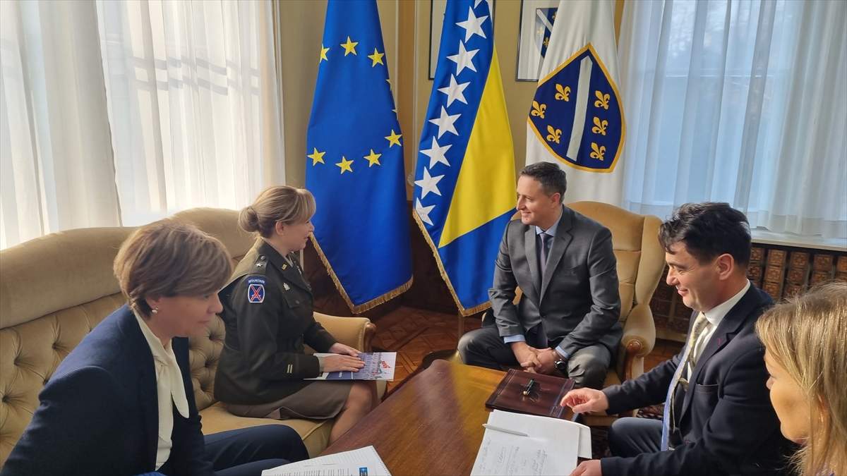 AA-20230106-29926111-29926110-BECIROVIC_S_KOMANDANTICOM_NATO_STABA_U_SARAJEVU_STATI_NA_PUT_DESTRUKTIVNOM_DJELOVANJU.jpg - Bećirović s komandanticom NATO štaba u Sarajevu: Stati na put destruktivnom djelovanju