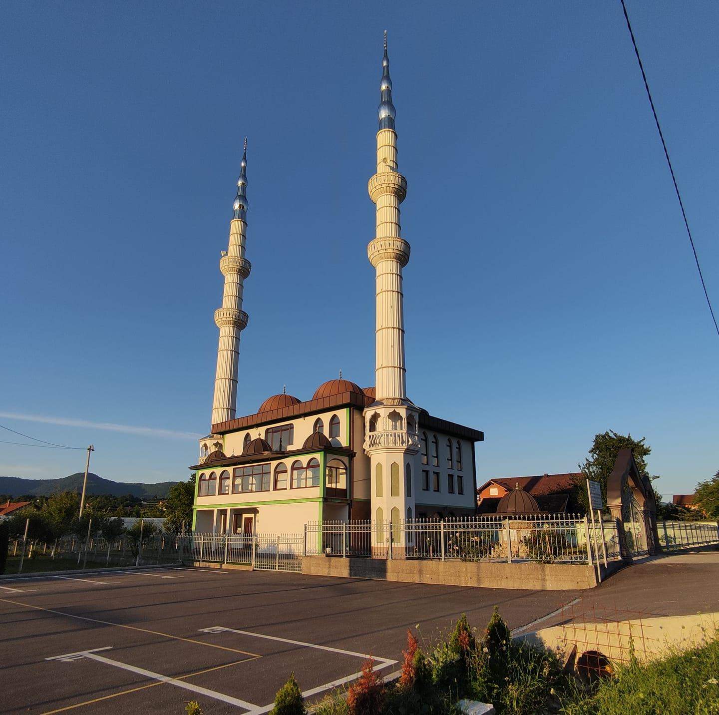293551552_466784112118307_7374795989183602287_n.jpg - Džemat Vrbanjci (Kotor Varoš) formira džamijsku biblioteku: I vi možete pokloniti knjigu
