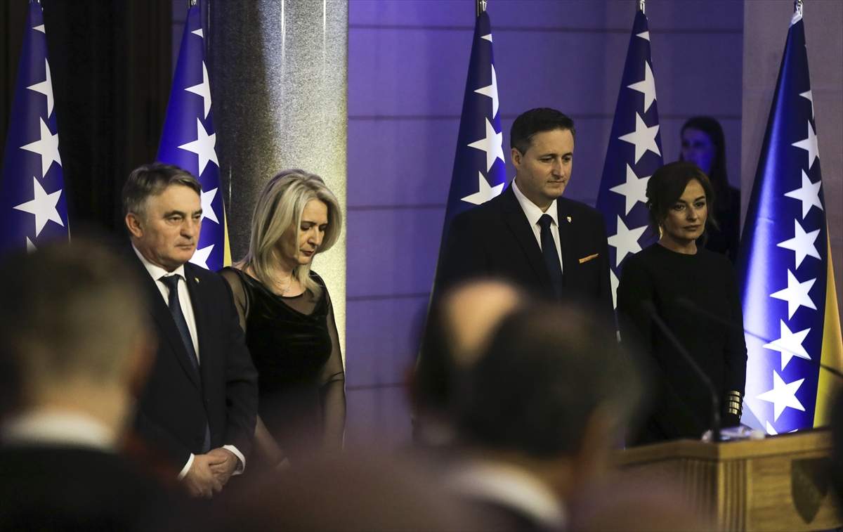 AA-20230301-30448340-30448328-KOMSIC_NA_PRIJEMU_POVODOM_1_MARTA_ZNAMO_KO_JE_ZA_NEZAVISNOST_BIH_A_KO_DA_NAM_STRANCI_I_SUSJEDI_MIJENJAJU_ZAKONE.jpg - Komšić i Bećirović na svečanom prijemu: Borba za nezavisnost i suverenitet još uvijek traje