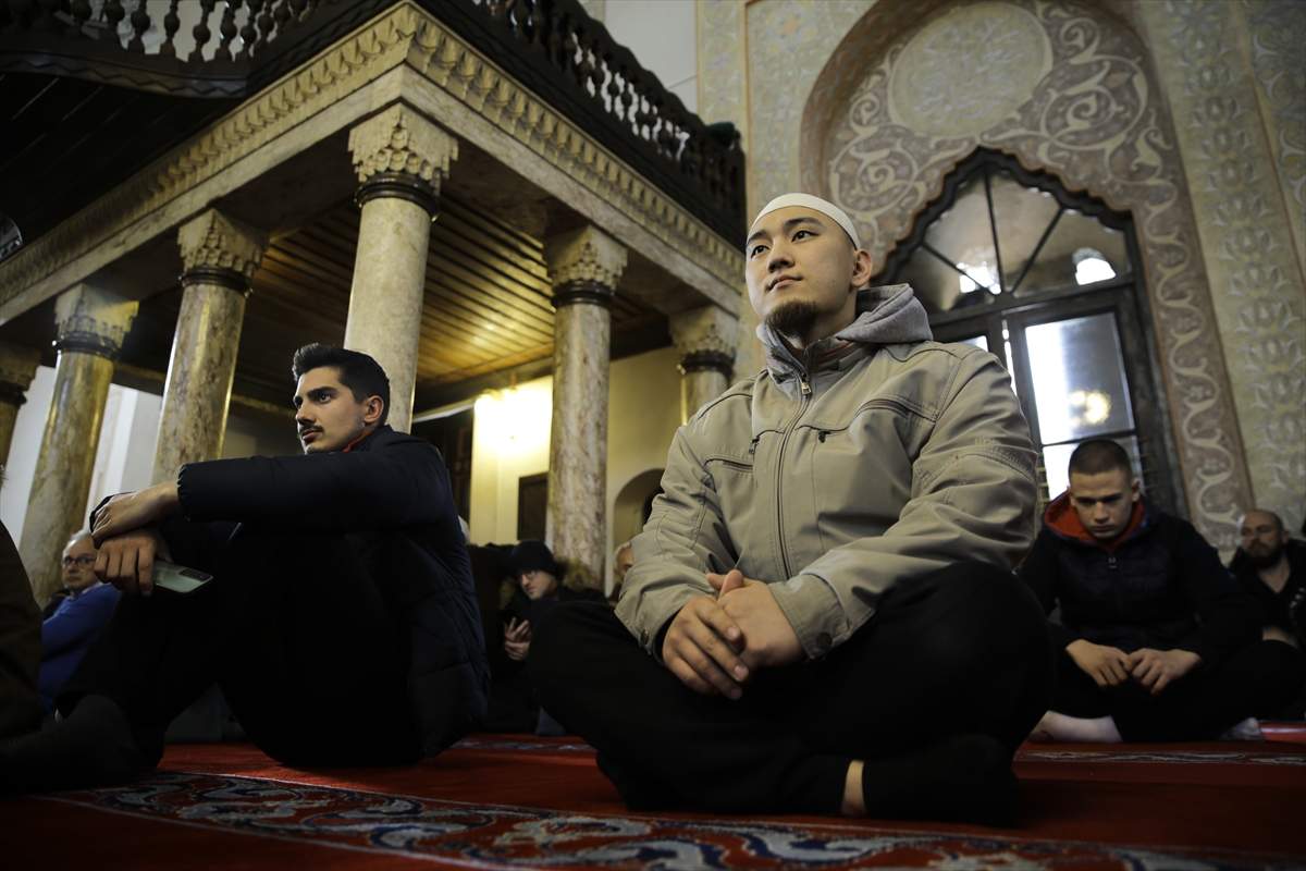 AA-20230330-30717168-30717164-MLADI_JAPANAC_NOAH_PRIMIO_ISLAM_OD_OSAKE_DO_TERAVIJE_U_BEGOVOJ_DZAMIJI_U_SARAJEVU.jpg - Mladi Japanac Noah primio islam: Od Osake do teravije u Begovoj džamiji u Sarajevu
