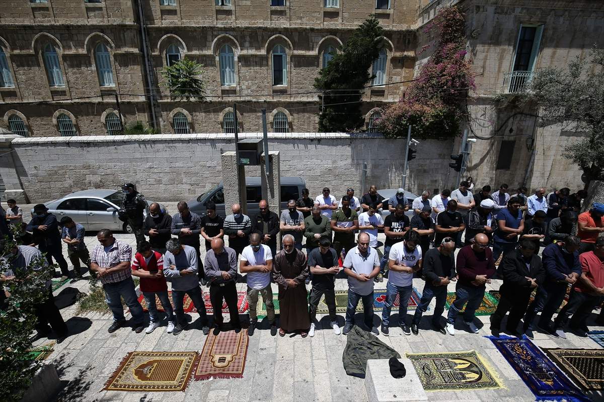 20200529_2_42695354_55442355_Web.jpg - Palestinci džuma-namaz klanjali ispred ulaza džamije al-Aksa