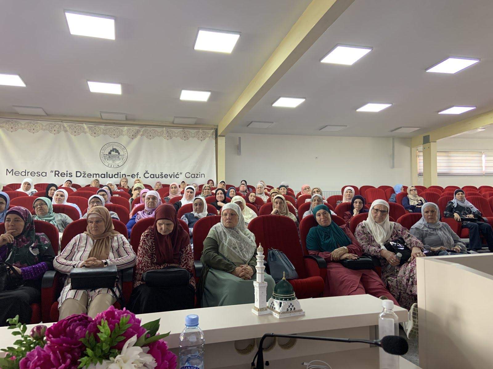0-1.jpeg - U Cazinu održan poseban seminar za hadžinice Muftijstva bihaćkog