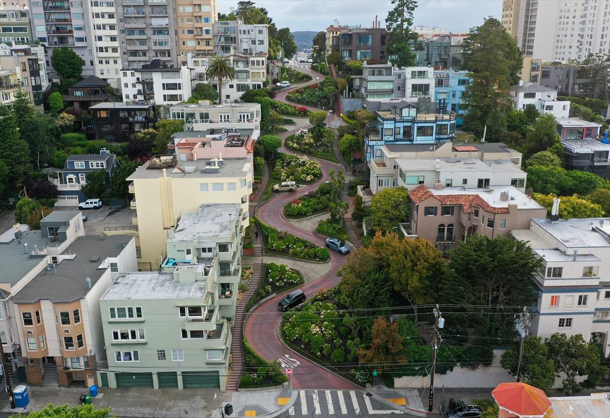 AA-20230611-31398702-31398693-LOMBARD_STREET_NAJPOZNATIJA_KRIVUDAVA_ULICA_NA_SVIJETU.jpg - Lombard Street: Najpoznatija krivudava ulica na svijetu